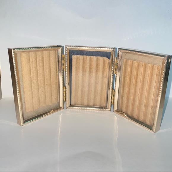Vintage Tri Fold Hinged Gold Tone Freestanding Picture Frame Three 3x2 Photos - Picture 7 of 10